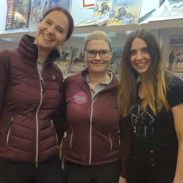 Carolin Gerhartz mit Katharina Möller-Weingand und Claudia Weingand (OsteoDressage)